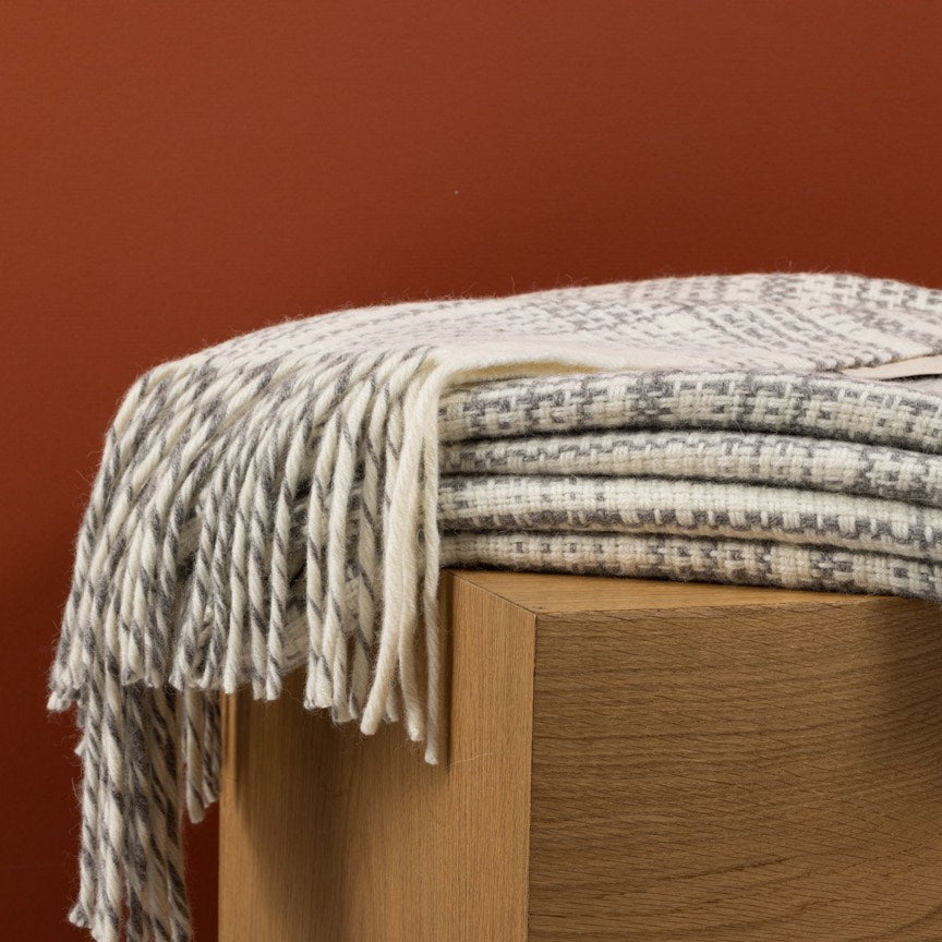 Ayni Throw