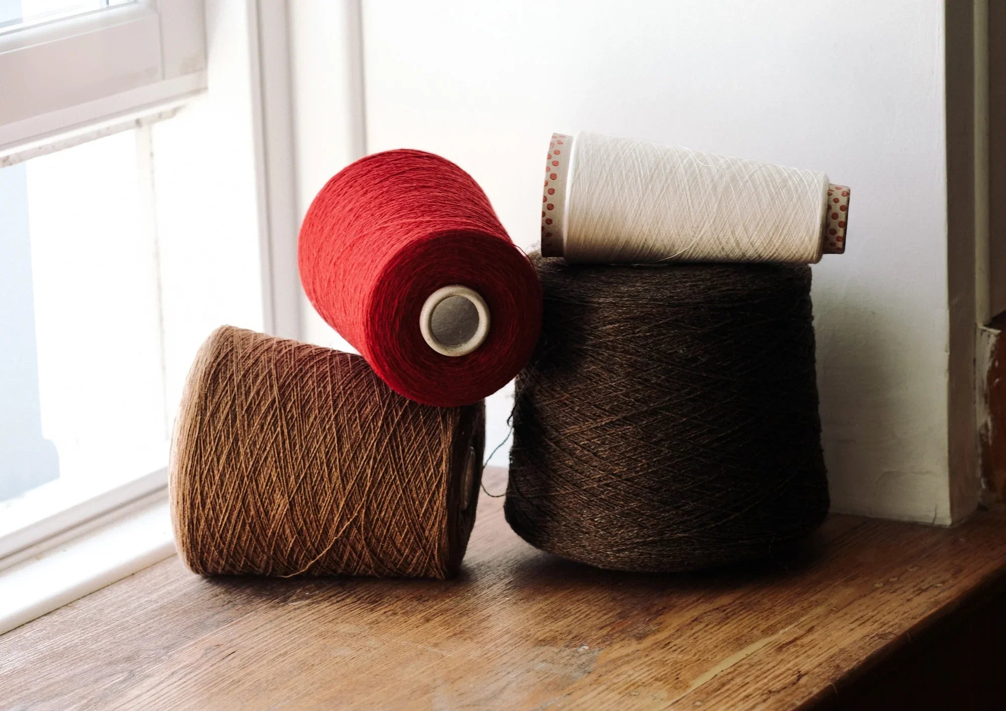 Wool and cashmere throws handwoven in Scotland – soft, warm, and made for everyday comfort.