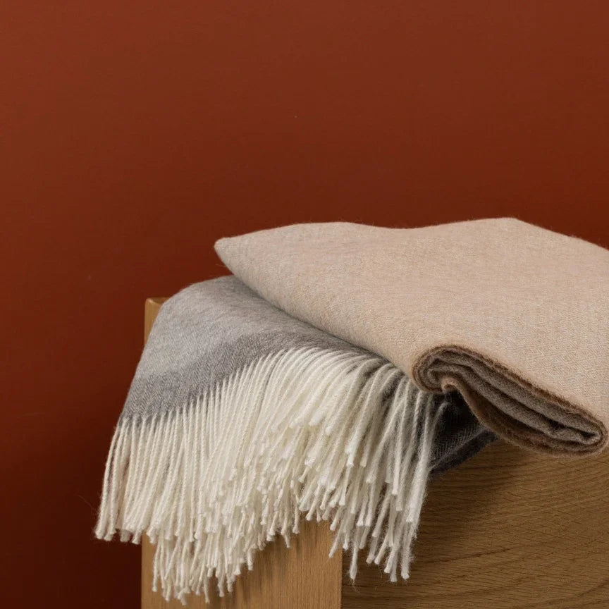 Matiz Throw Dark Grey + Light Grey Ombre